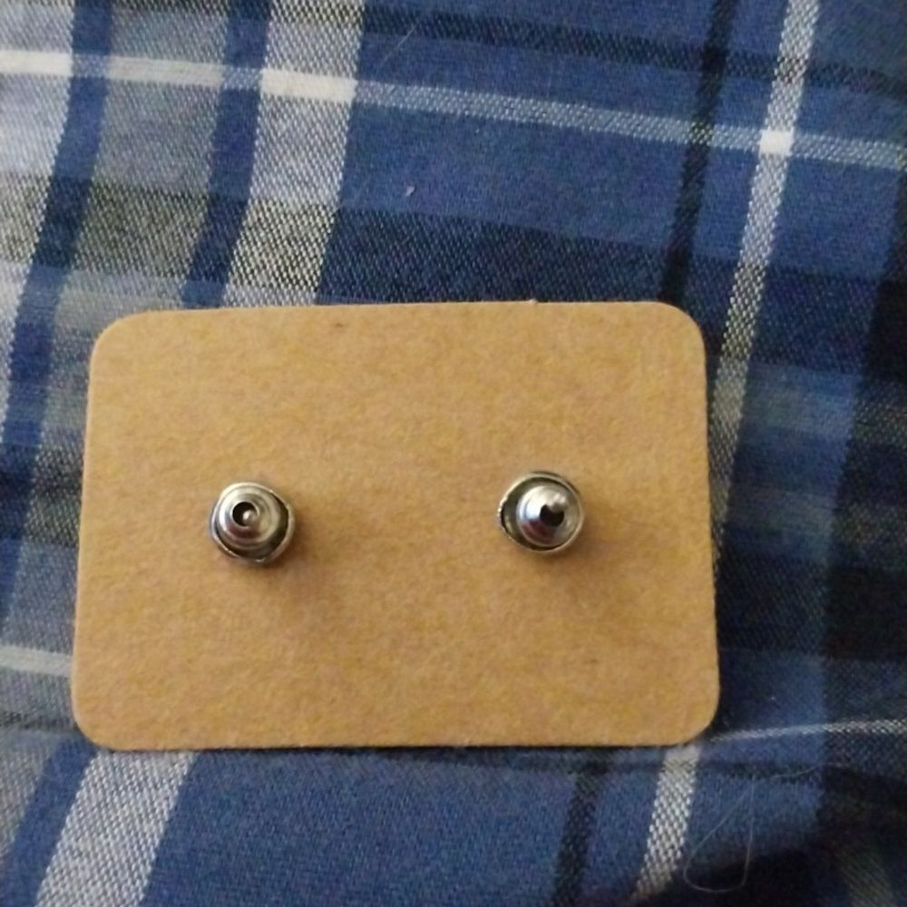 Triangle studs - Picture 2 of 2